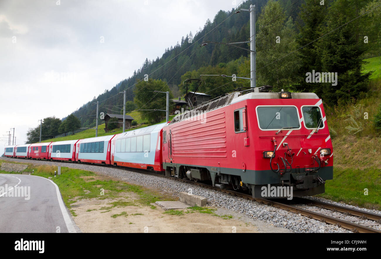 Glacier-express-Zug übergibt Hochgebirgstal, Schweiz Stockfoto