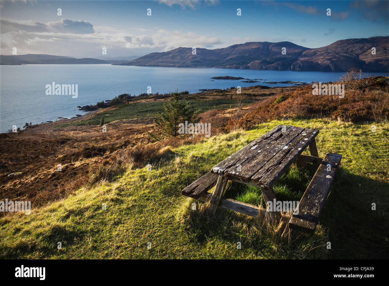 Wetter-geschlagenen Picknick-Tisch mit Blick auf Loch Hourn Schottisches Hochland Stockfoto