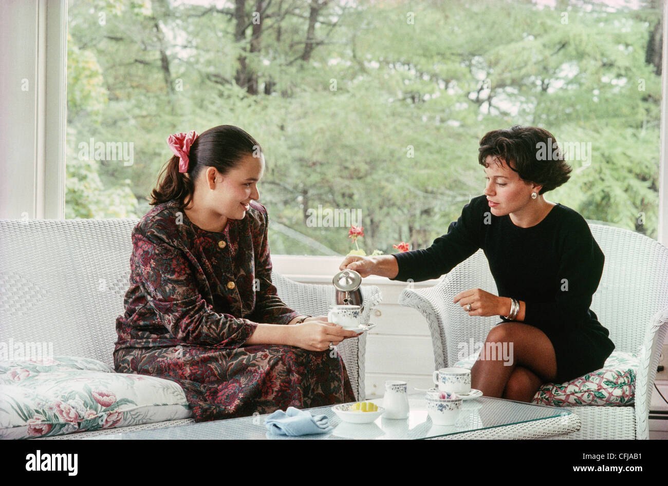 Zwei Frauen Tee zu genießen. Stockfoto