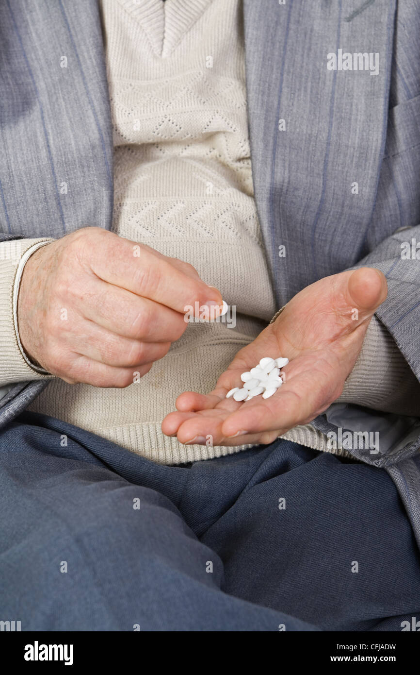 Nahaufnahme eines Senior Hände nehmen Pillen. Stockfoto