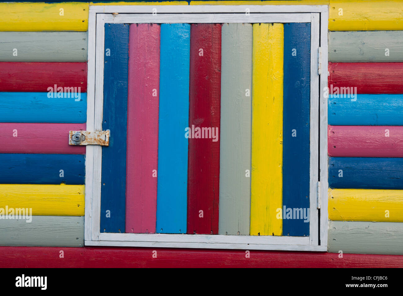 Multi farbige Holzbohle Wand mit Fenster Lager Hintergrund Farbe design Stockfoto