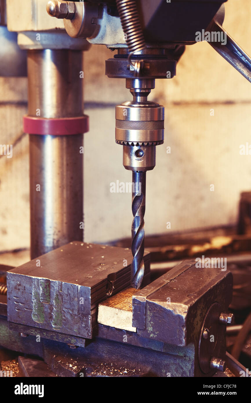 Ein alter Industrie schwere Bohrmaschine Kopf in einer Fabrik zum Bohren  von Metall und Holz Stockfotografie - Alamy