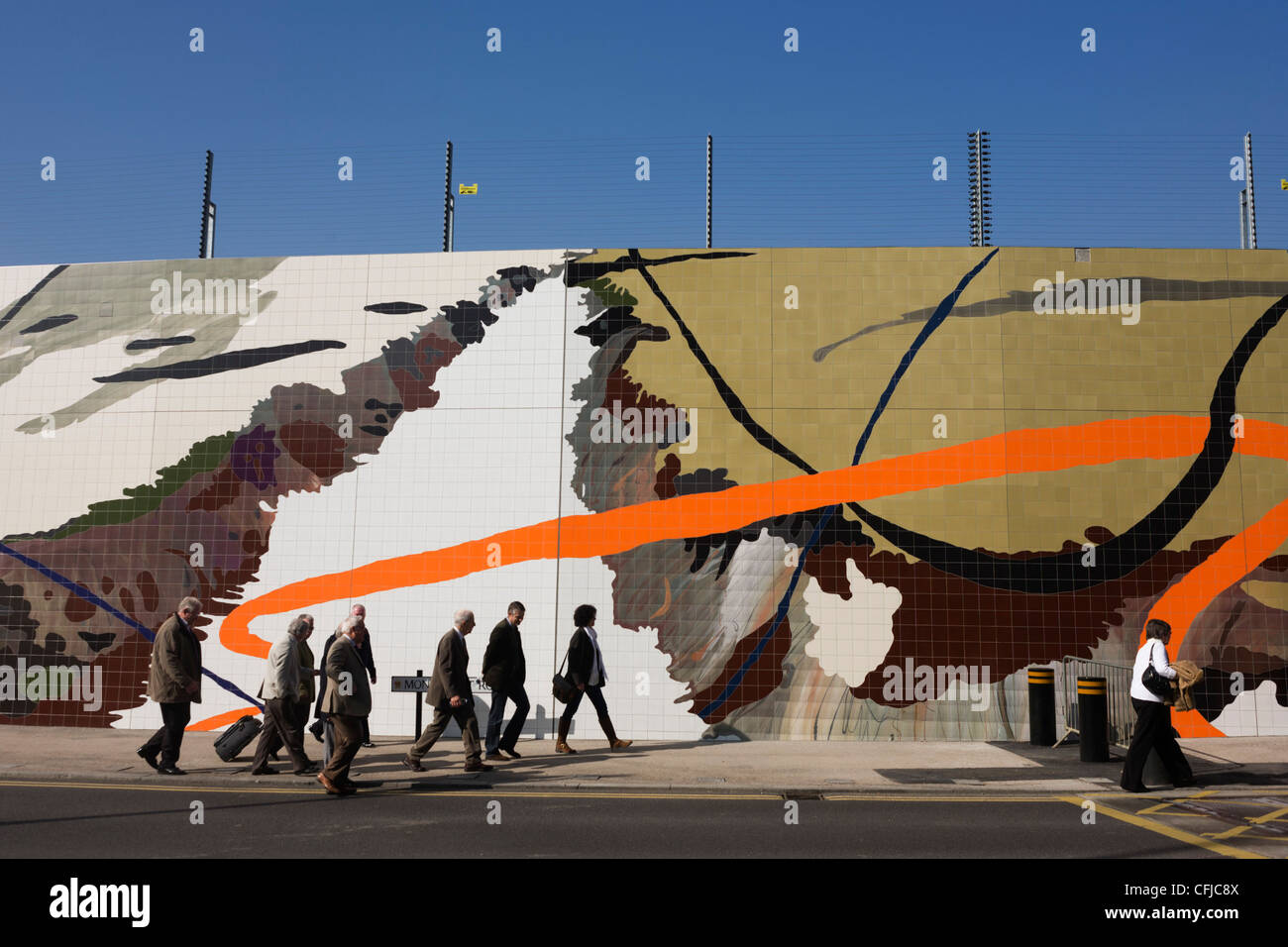 Besucher, die 2012 Stratford Olympic Park gehen vorbei an ein Kunstwerk-Wandbild. Stockfoto