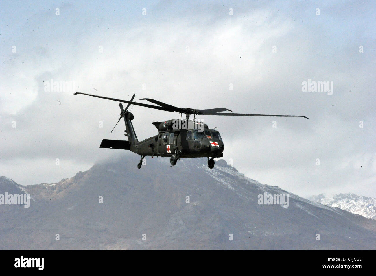 U.S. Army Black Hawk H-60 Medevac Hubschrauber bereitet sich auf die Landung auf Forward Operating Base Warrior, Bezirk Gelan, Provinz Ghazni, Afghanistan, März 14. Hubschrauber bieten eine effiziente und zuverlässige Möglichkeit, Personal und Fracht in ländliche Gebiete Afghanistans zu transportieren. Stockfoto