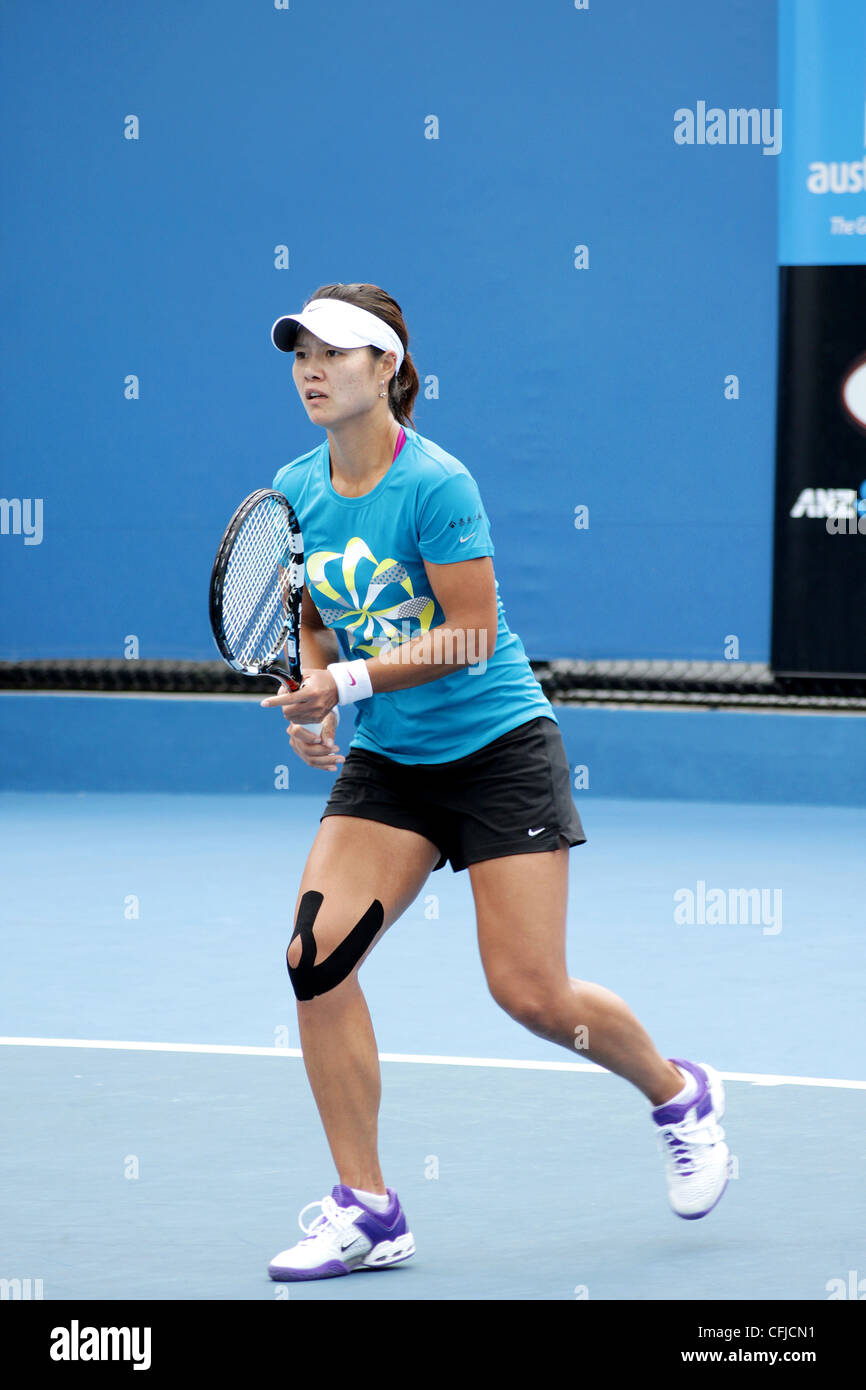 MELBOURNE, Australien - 21. Januar 2012: WTA-Nummer 4 Tennisspieler Li Na trifft auf einen Übungsplatz 21. Januar 2012. Stockfoto