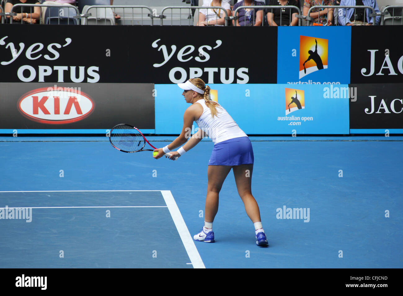 MELBOURNE, Australien - 21. Januar 2012: WTA Tennisspielerin Sabine Lisicki bereitet, zu Svetlana Kuznetsova dienen. Stockfoto