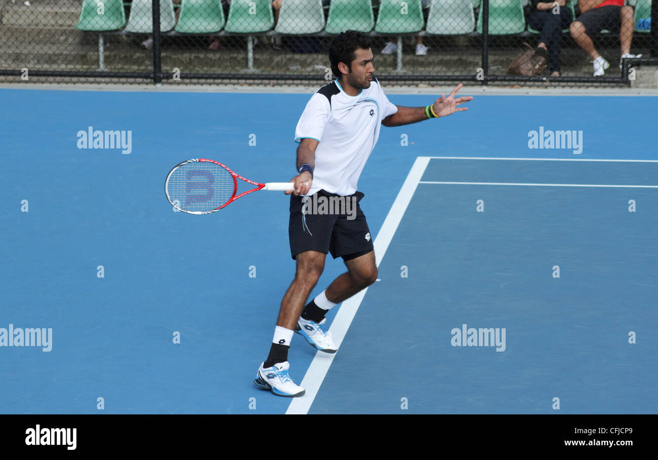 MELBOURNE, Australien - 21. Januar 2012: Tennisspieler Aisam-Ul-Haq Qureshi schlägt eine Vorhand bei den Australian Open 2012. Stockfoto