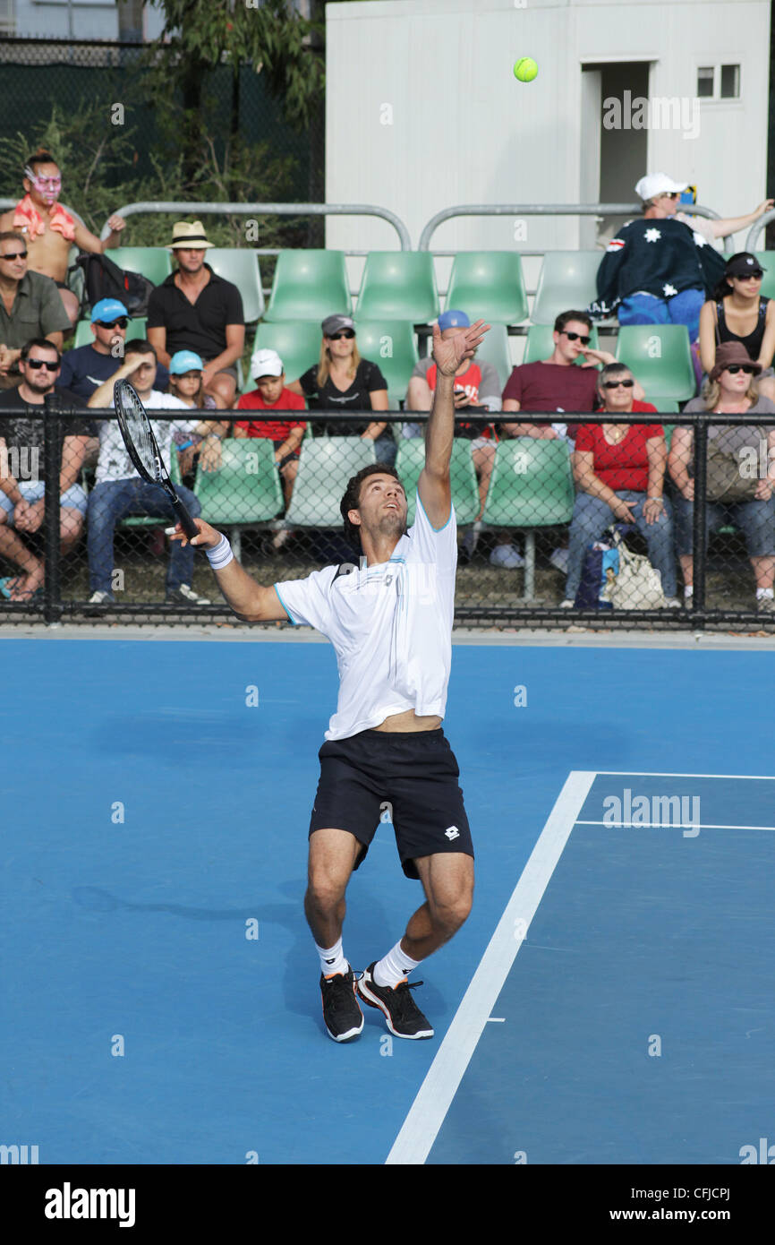 MELBOURNE, Australien - 21. Januar 2012: Profi-Tennisspielerin Jean Julien Rojer dienen bei den Australian Open 2012. Stockfoto