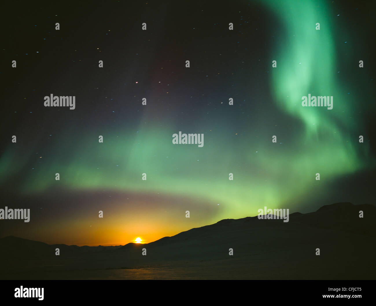 Mondaufgang mit Nordlicht über Chandalar Regal, Brooks Range, Alaska, USA Stockfoto