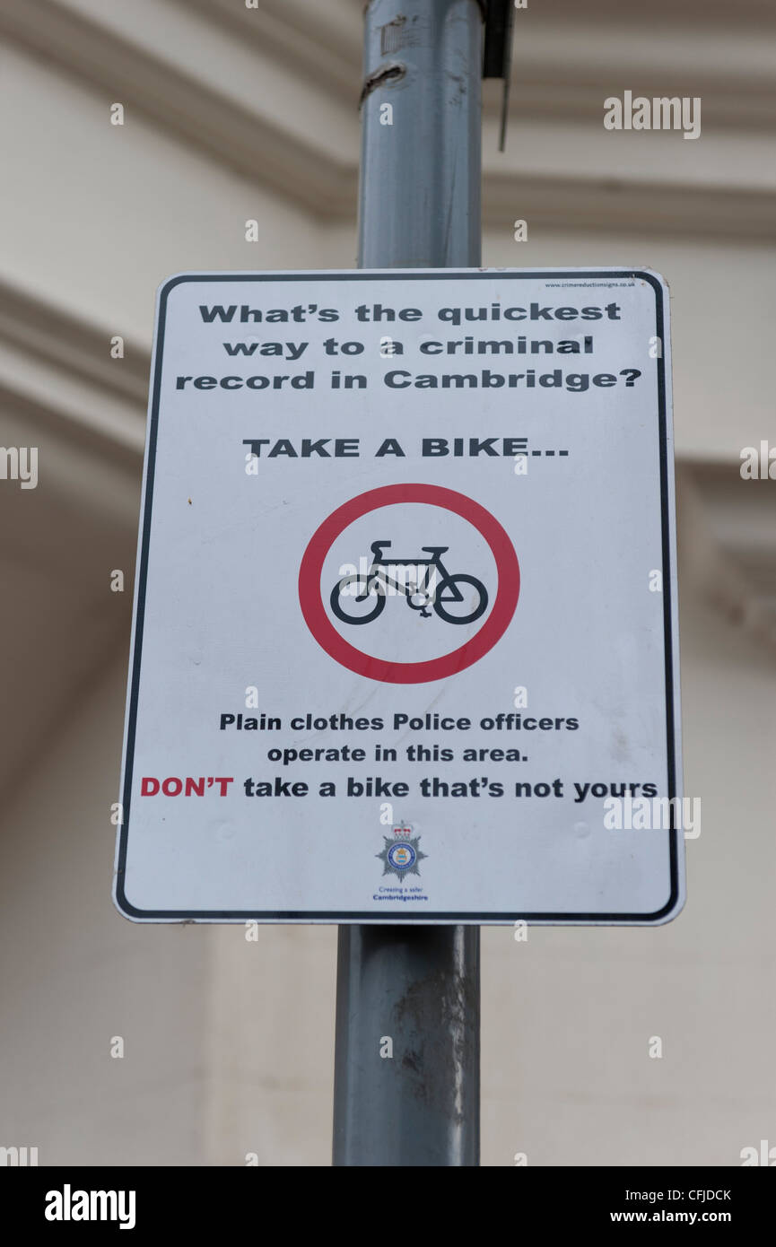 Schild Warnung, die Fahrrad-Diebstahl kann zu einer strafrechtlichen Verurteilung führen Stockfoto