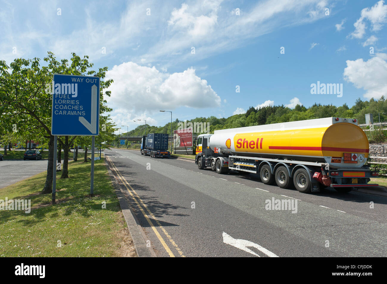 Shell-Benzin-Tanker bei Rownhams Services auf der M27 (Richtung Westen) Stockfoto