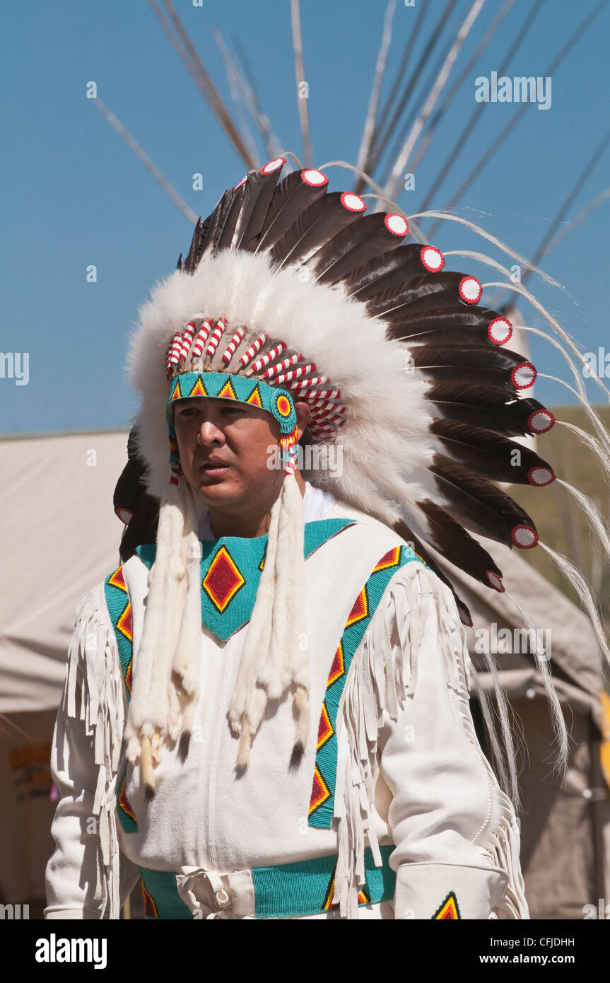 Blackfoot Mann in traditionellen Insignien, Siksika Nation Pow-Wow, Gleichen, Alberta, Kanada Stockfoto