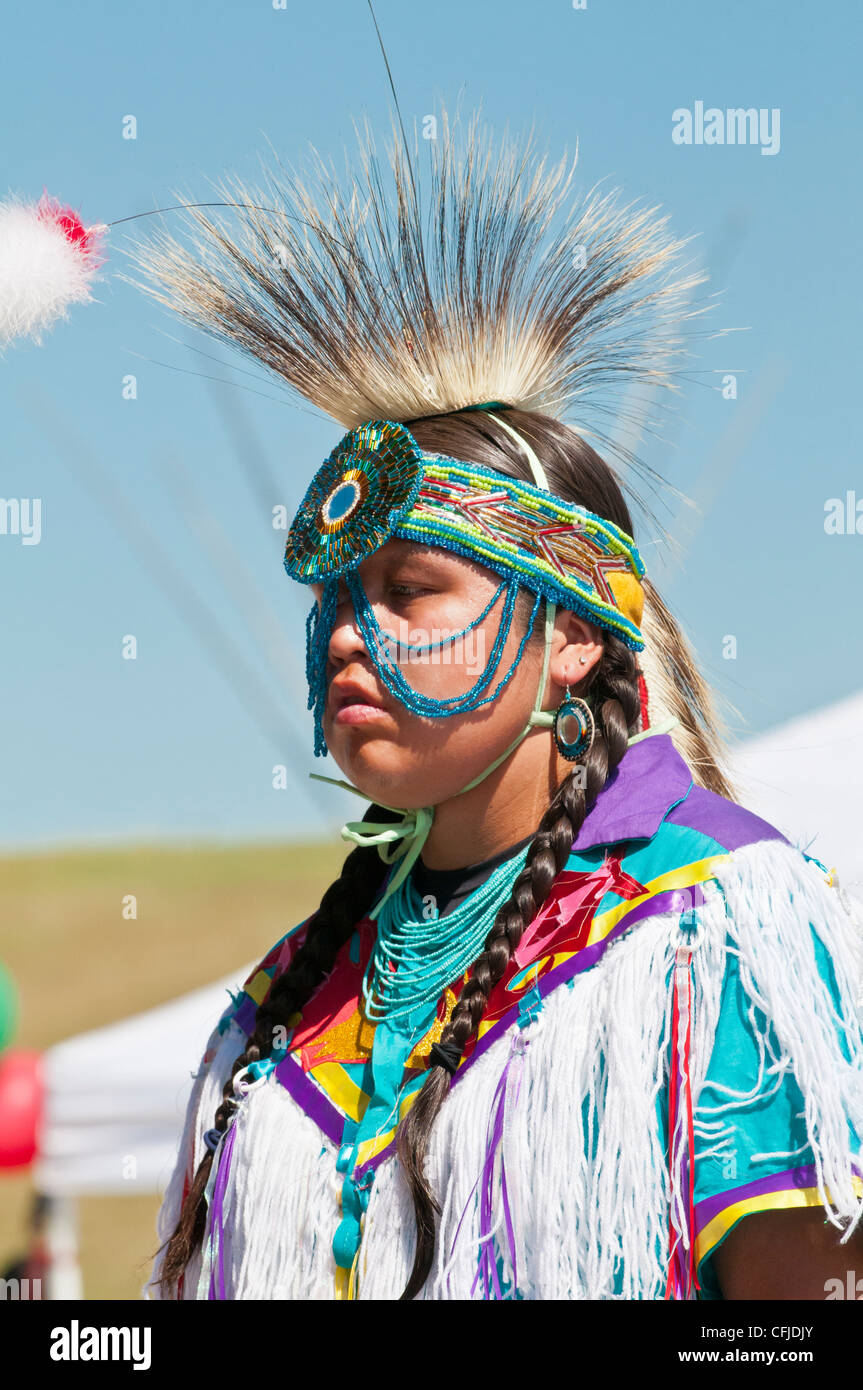 Blackfoot Jüngling in traditionellen Insignien, Siksika Nation Pow-Wow, Gleichen, Alberta, Kanada Stockfoto