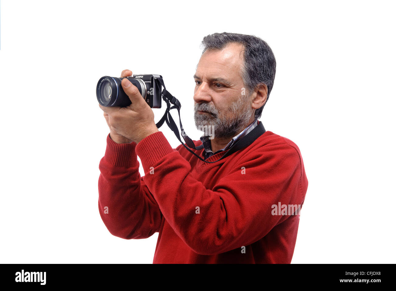 Porträt eines Reifen Mannes, der Fotos mit einer kleinen spiegellosen Kamera auf weißem Hintergrund macht Stockfoto