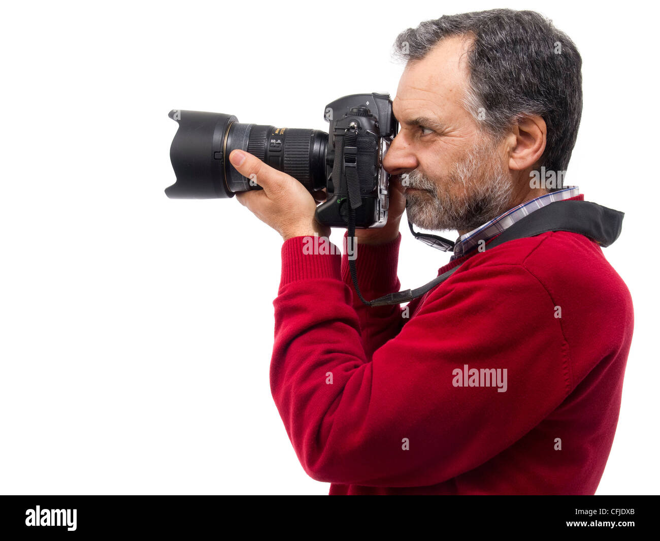 Porträt eines Reifen Mannes, der Fotos mit einer DSLR-Kamera auf weißem Hintergrund macht Stockfoto