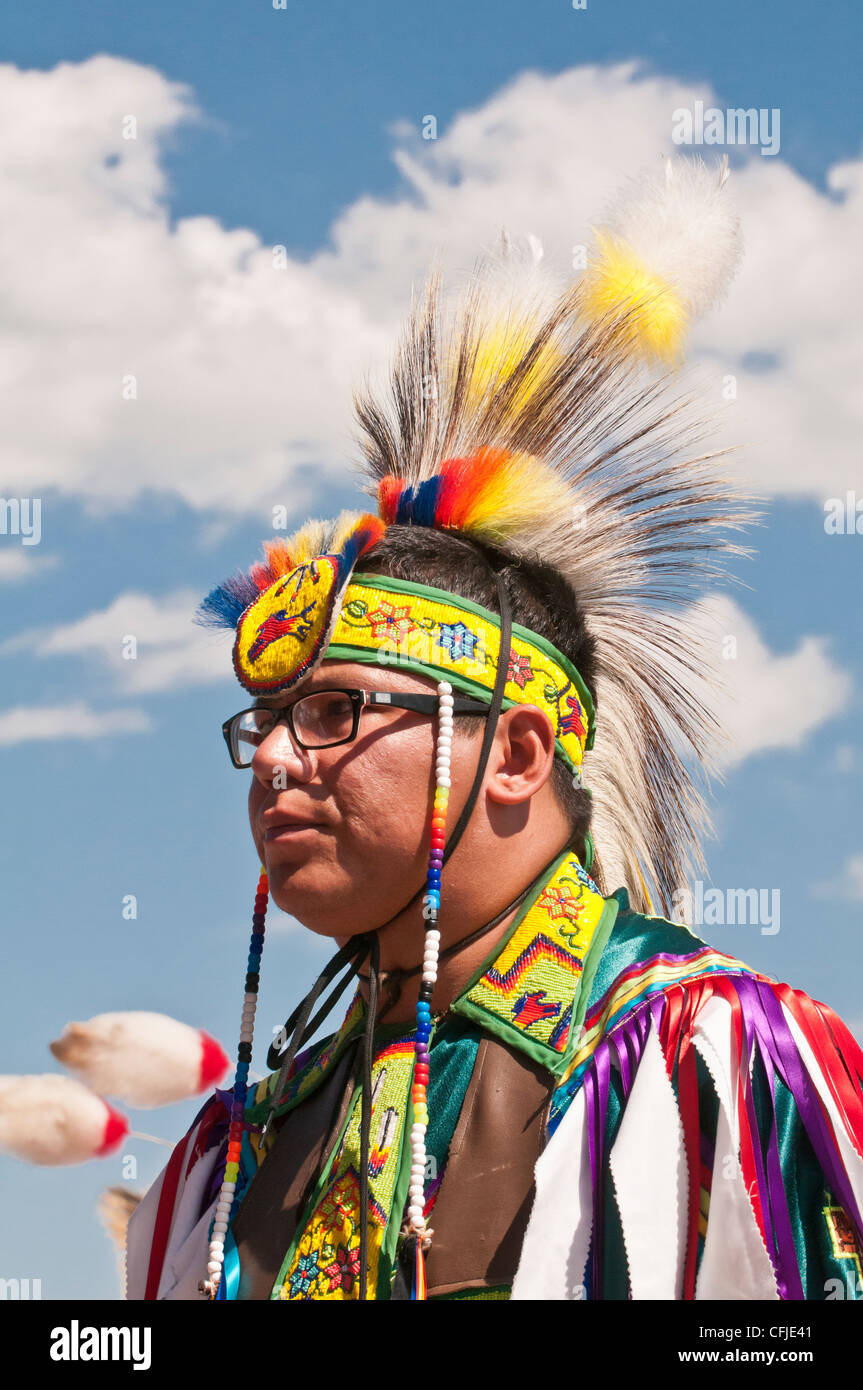 Blackfoot Mann in traditionellen Insignien, Siksika Nation Pow-Wow, Gleichen, Alberta, Kanada Stockfoto