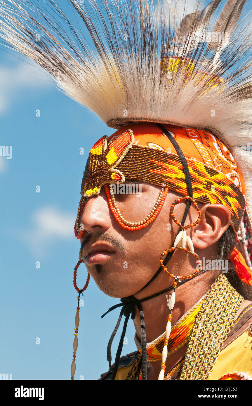 Young Blackfoot Mann in traditionellen Insignien, Siksika Nation Pow-Wow, Gleichen, Alberta, Kanada Stockfoto