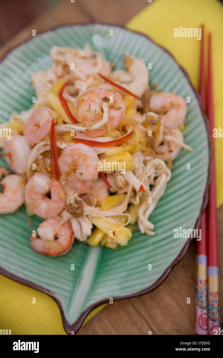 Garnelen-pad Thai auf einem Bett aus geschredderten Kohl Stockfoto