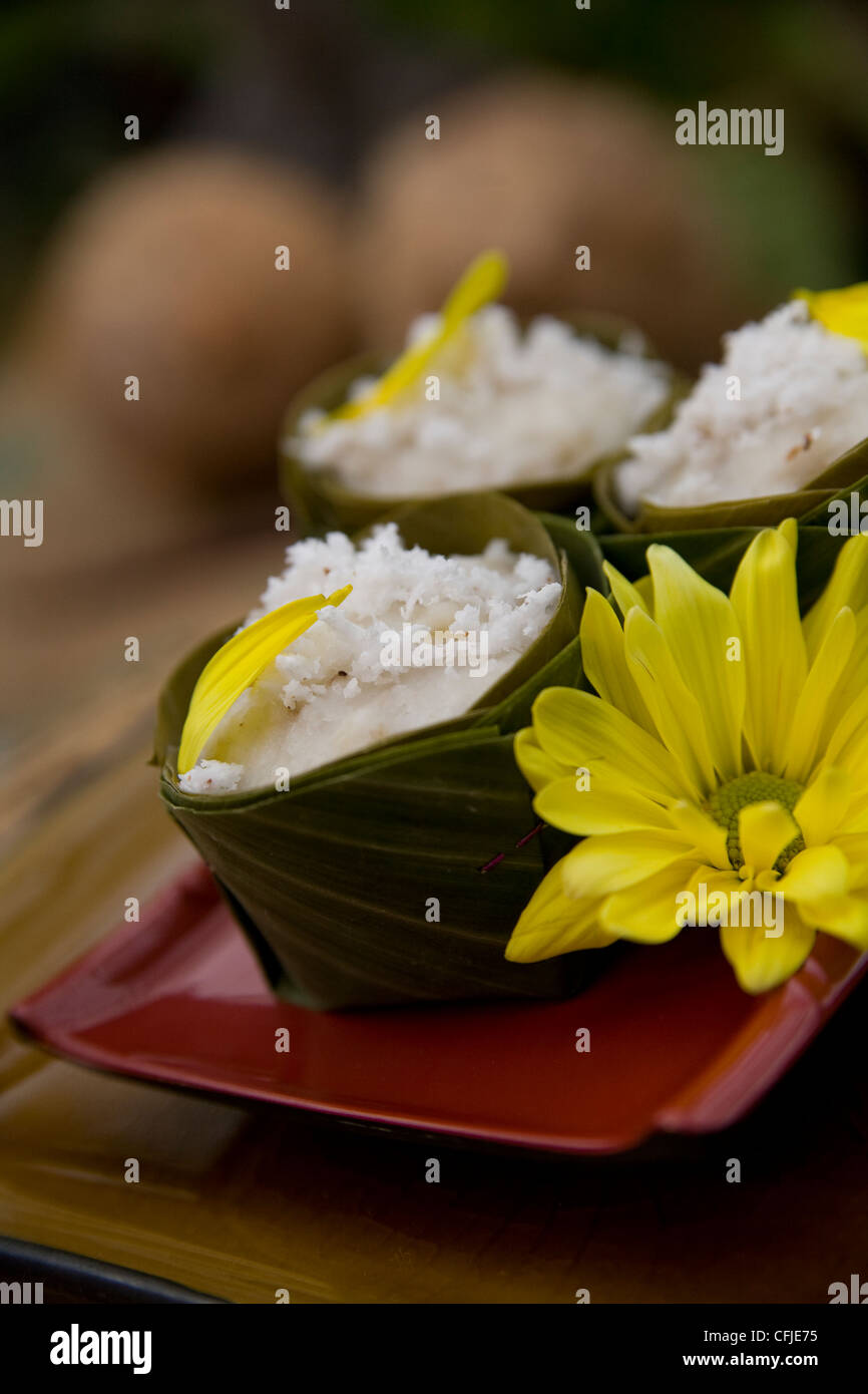 Süße Zucker-Palm-Kuchen mit Kokos in Bananenblätter gewickelt Stockfoto