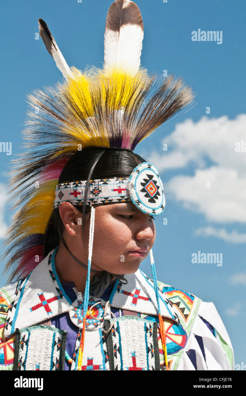 Young Blackfoot Mann in traditionellen Insignien, Siksika Nation Pow-Wow, Gleichen, Alberta, Kanada Stockfoto