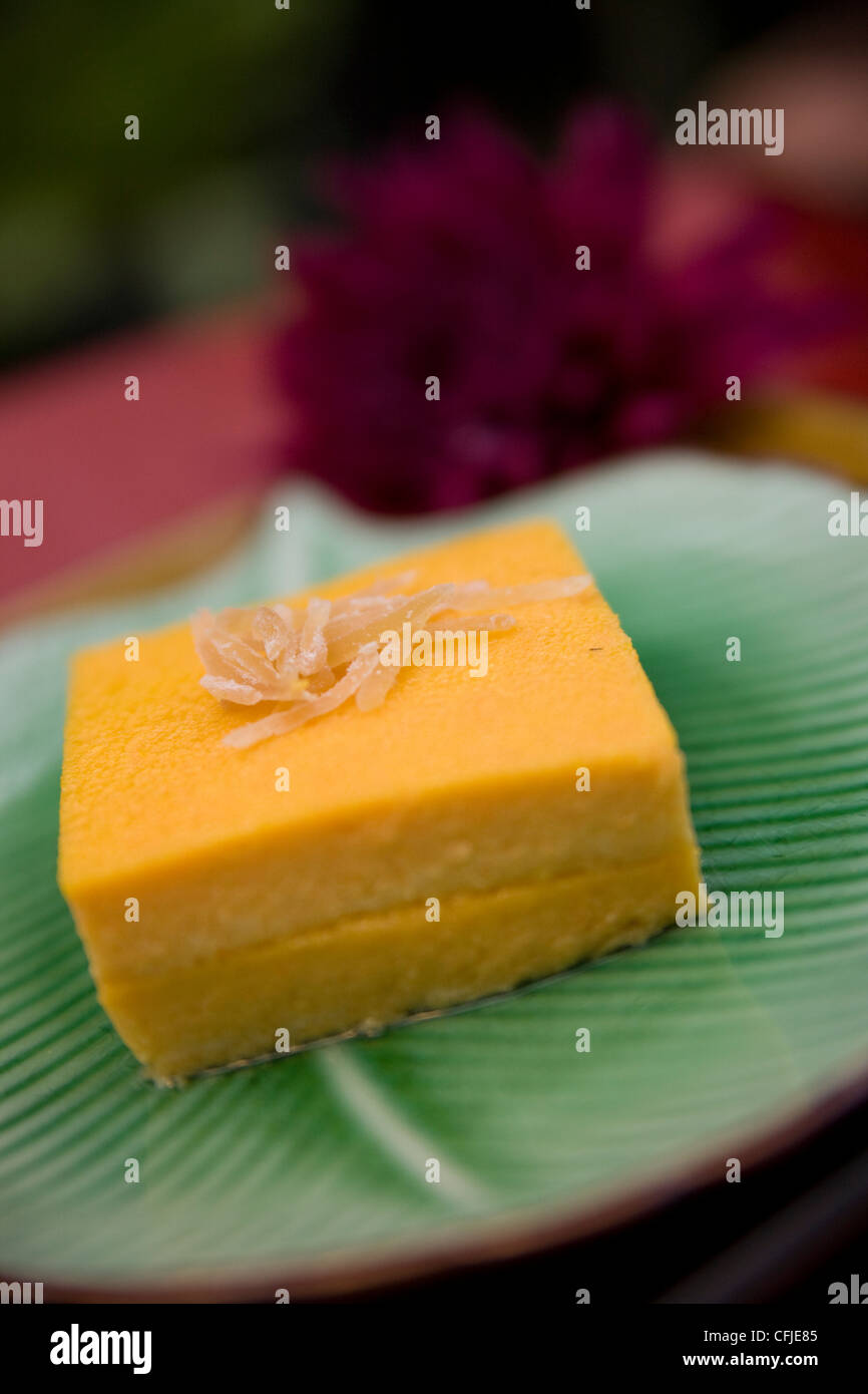 Thailändische Kokos-Pudding-Kuchen mit Zitronat mit Zucker bestäubt Stockfoto