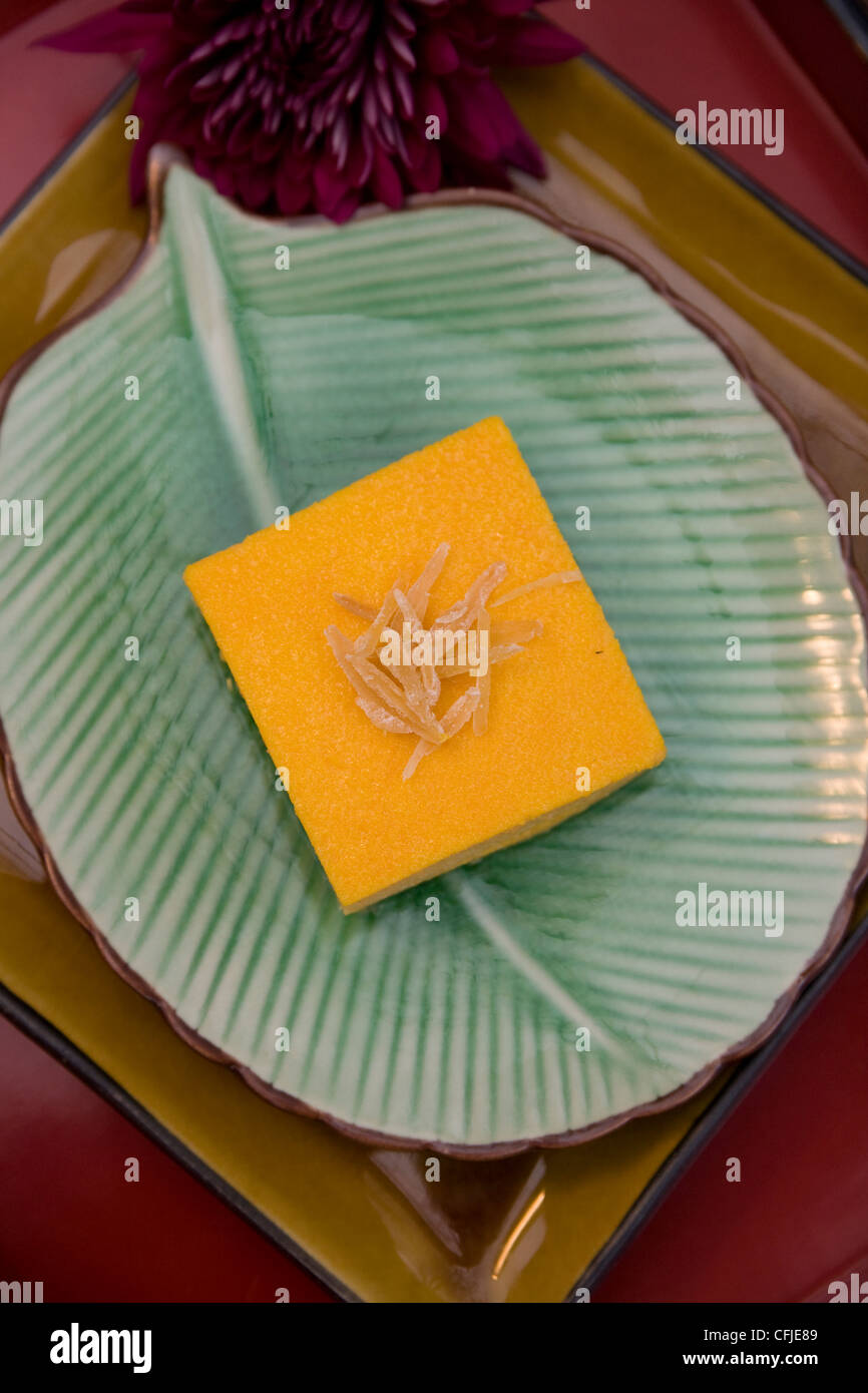 Thailändische Kokos-Pudding-Kuchen mit Zitronat mit Zucker bestäubt Stockfoto