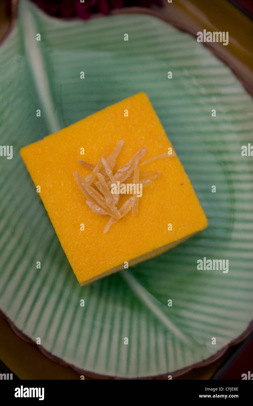 Thailändische Kokos-Pudding-Kuchen mit Zitronat mit Zucker bestäubt Stockfoto