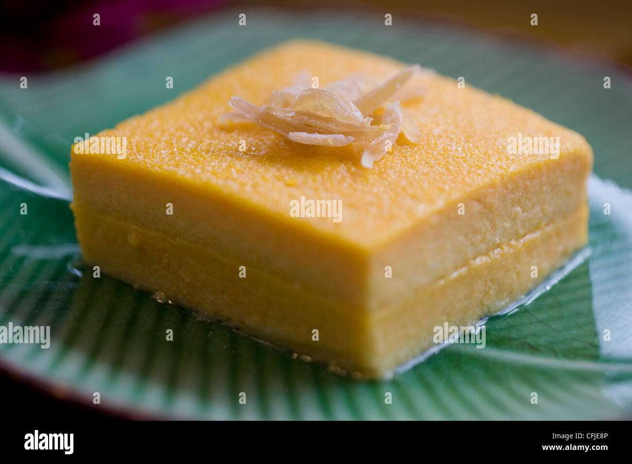 Thailändische Kokos-Pudding-Kuchen mit Zitronat mit Zucker bestäubt Stockfoto