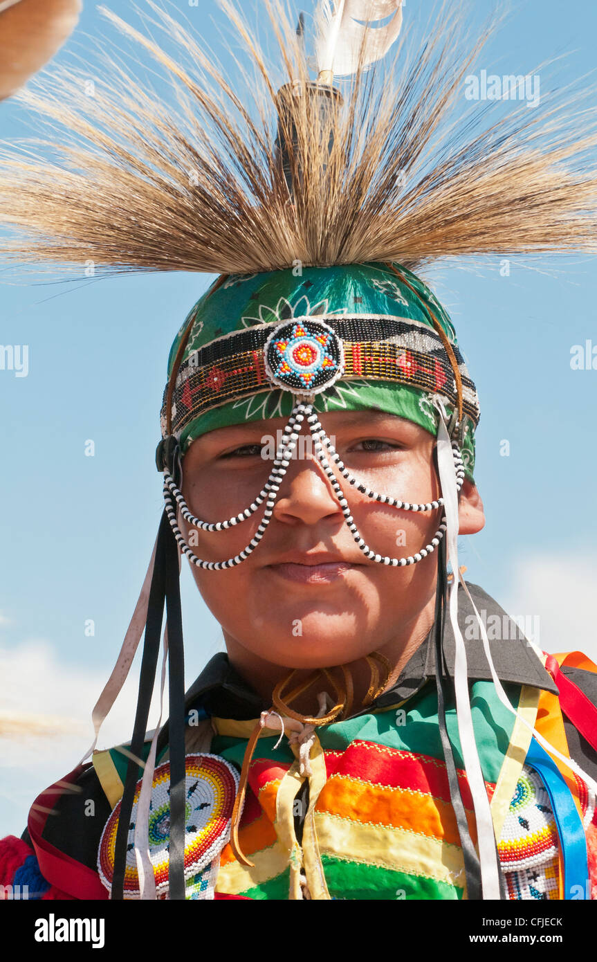 Junge Junge Blackfoot in traditionellen Insignien, Siksika Nation Pow-Wow, Gleichen, Alberta, Kanada Stockfoto