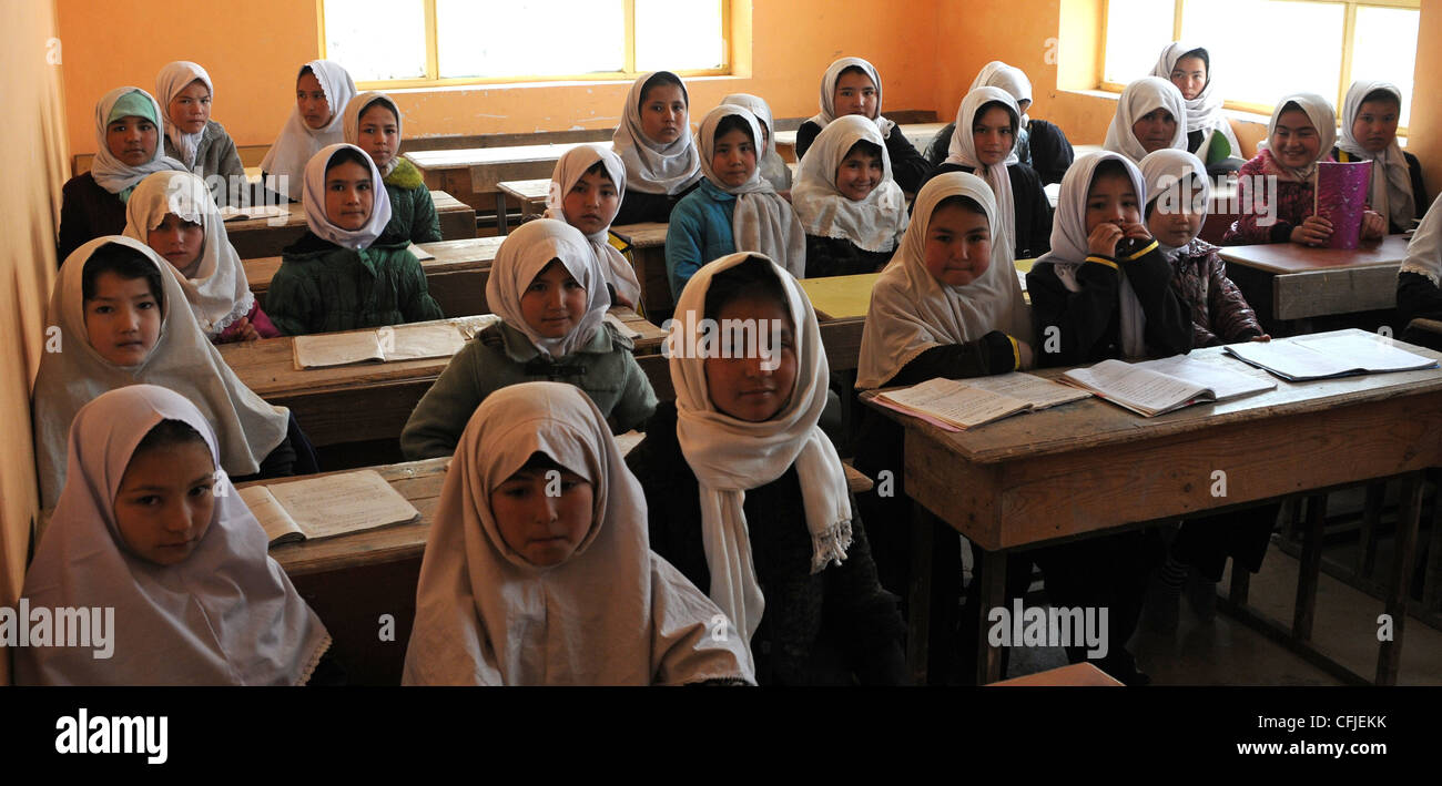 Junge afghanische Mädchen sitzen in ihrem Klassenraum der Aliabad-Schule in der Nähe von Mazar-e-Sharif, Afghanistan, 10. März 2012. Die neue Schule, ein Projekt der 1. Brigade, 10. Bergdivision, das von den Kampfteams der 170. Und 37. Infanterie-Brigade fortgesetzt wird, wird neben der aktuellen Schule gebaut und wird dem aktuellen Schüleraufkommen Platz bieten, um der wachsenden Bevölkerung der Stadt Platz zu geben. Stockfoto