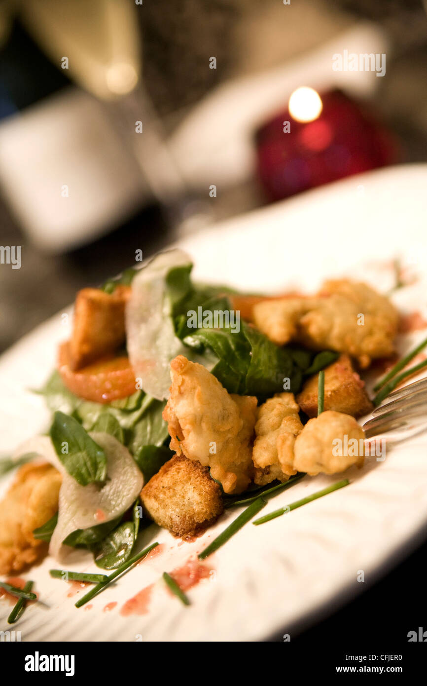 Gebratene Austern mit Rucola und rasierte Parmesan-Käse Stockfoto