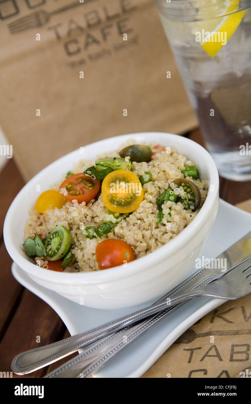 Quinoa-Salat mit Cherry-Tomaten Erbstück Stockfoto