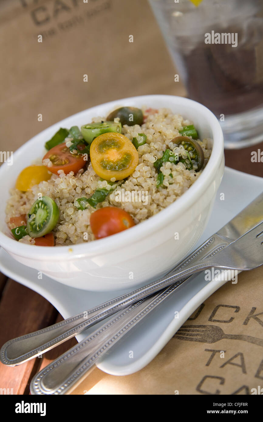 Quinoa-Salat mit Cherry-Tomaten Erbstück Stockfoto