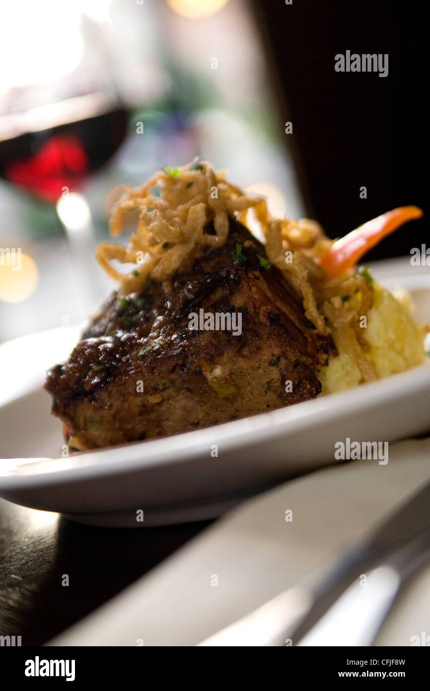 Ein frisch serviert Teller mit Hackbraten mit knusprigen Zwiebeln und Kartoffelpüree Stockfoto