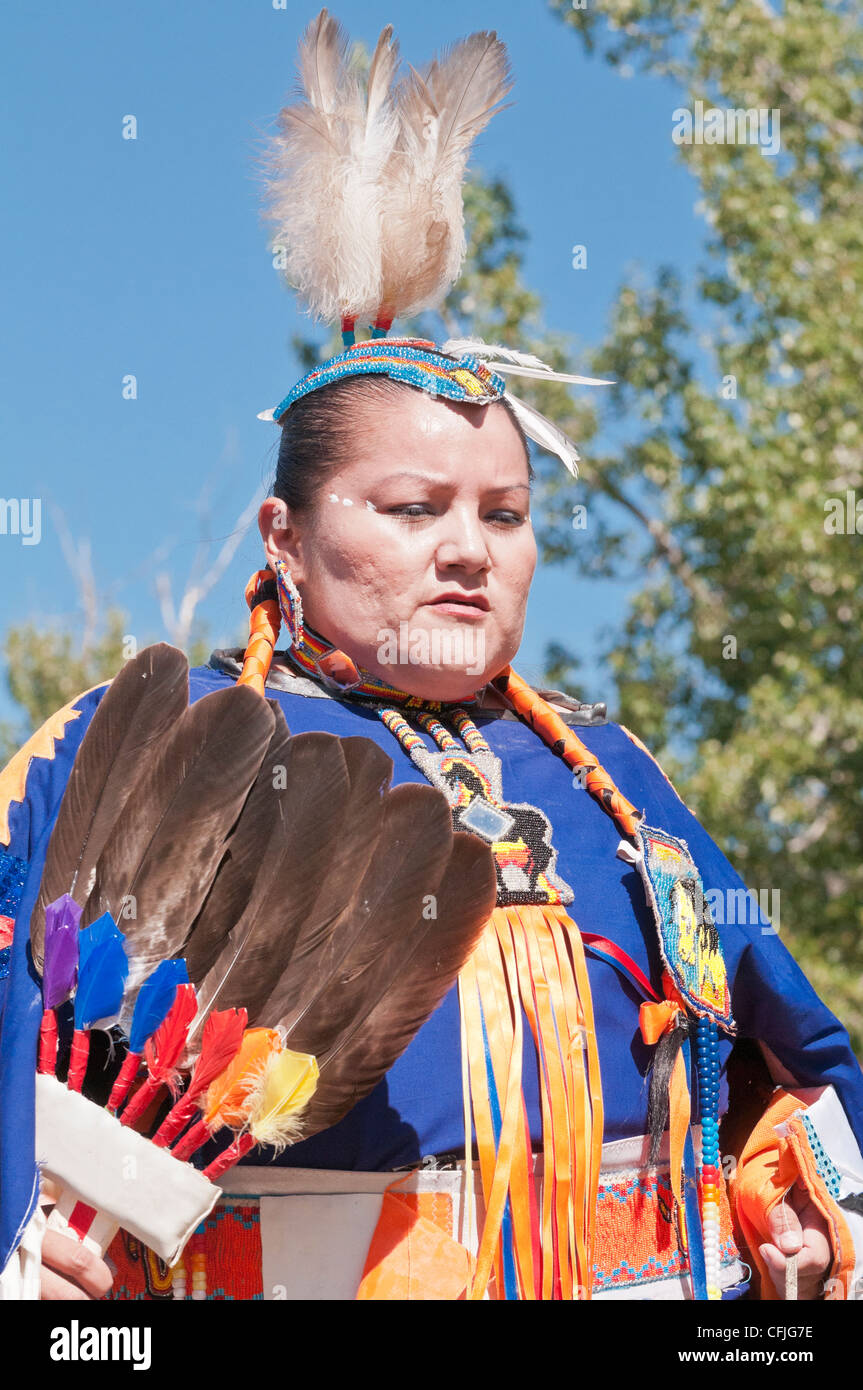Frau im traditionellen Insignien, steinigen Nakoda First Nations, Bar U Ranch, Alberta, Kanada Stockfoto