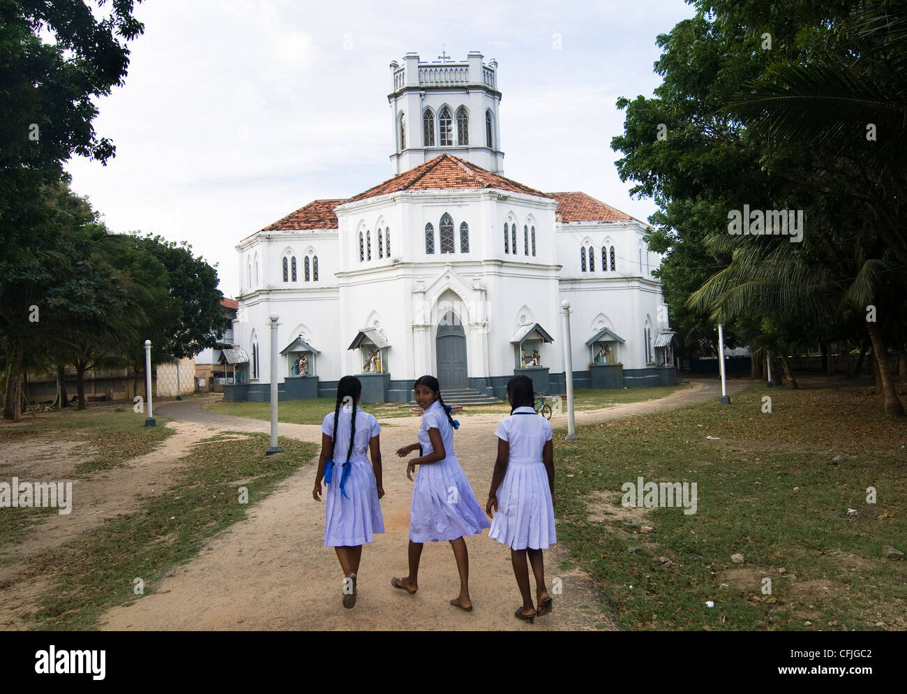 Auf dem Weg zur Schule. Christliche Schulmädchen in Jaffna, Norden Sri Lankas. Stockfoto