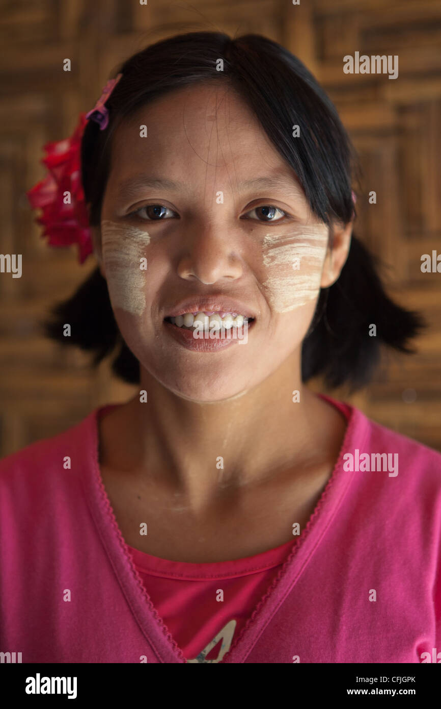 Thanaka ist eine gelblich weiße kosmetische Paste aus Boden Rinde. auf das Gesicht der birmanischen Frauen häufig angewendet Stockfoto