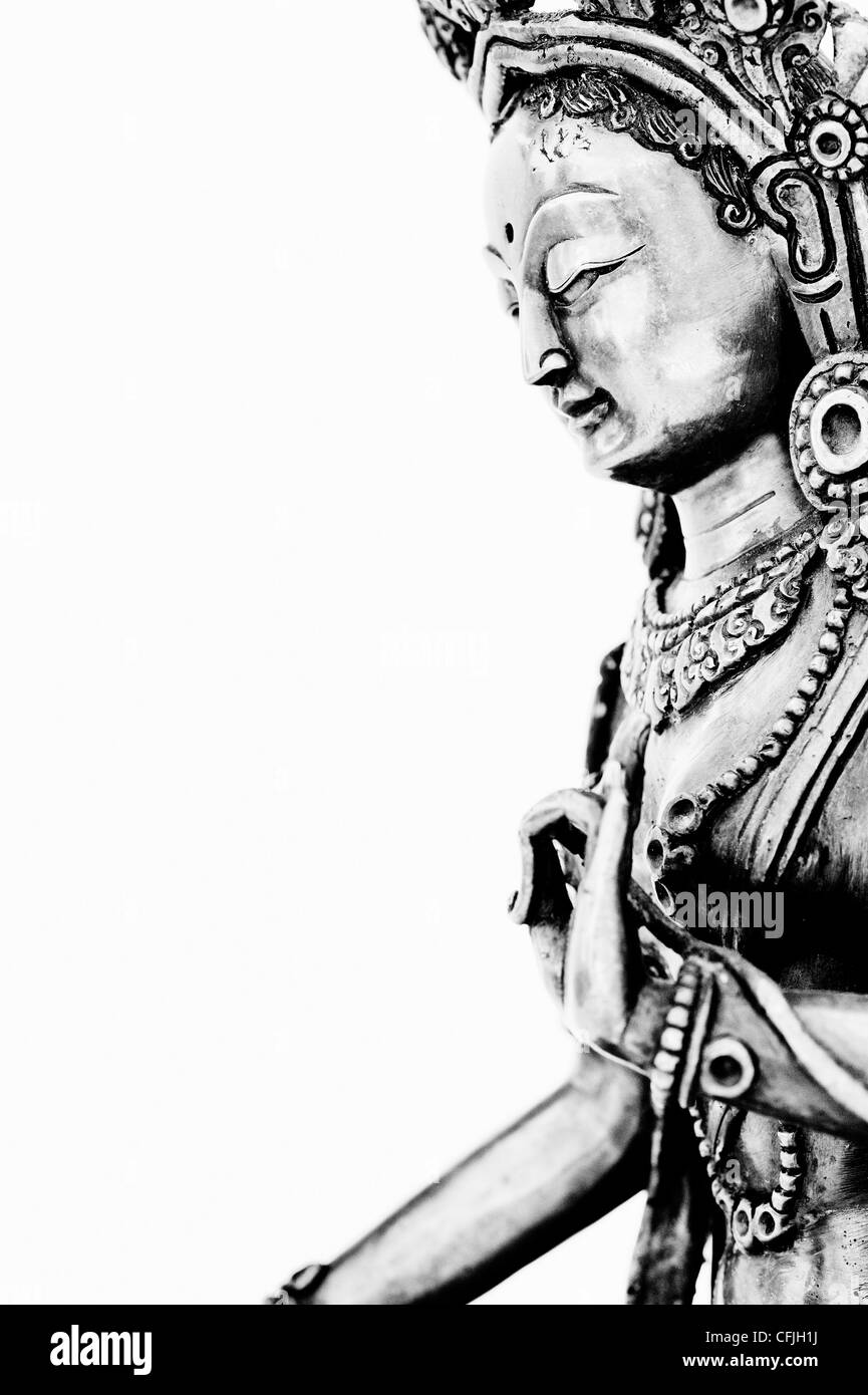 Weiße Tara-Statue. Buddhistische Gottheit Statue auf weißem Hintergrund Stockfoto