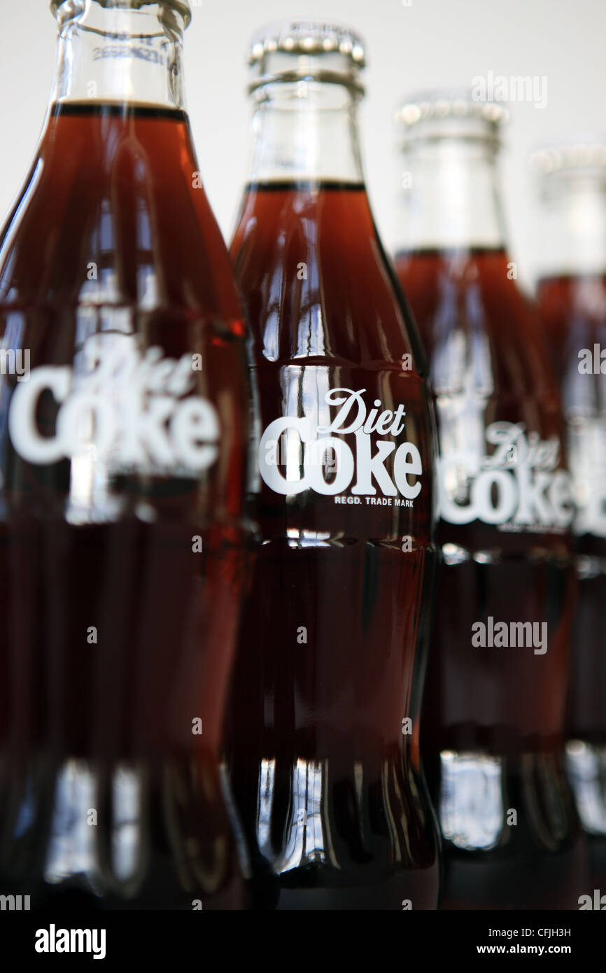 Diät-Cola-Flaschen in einer Reihe Stockfoto