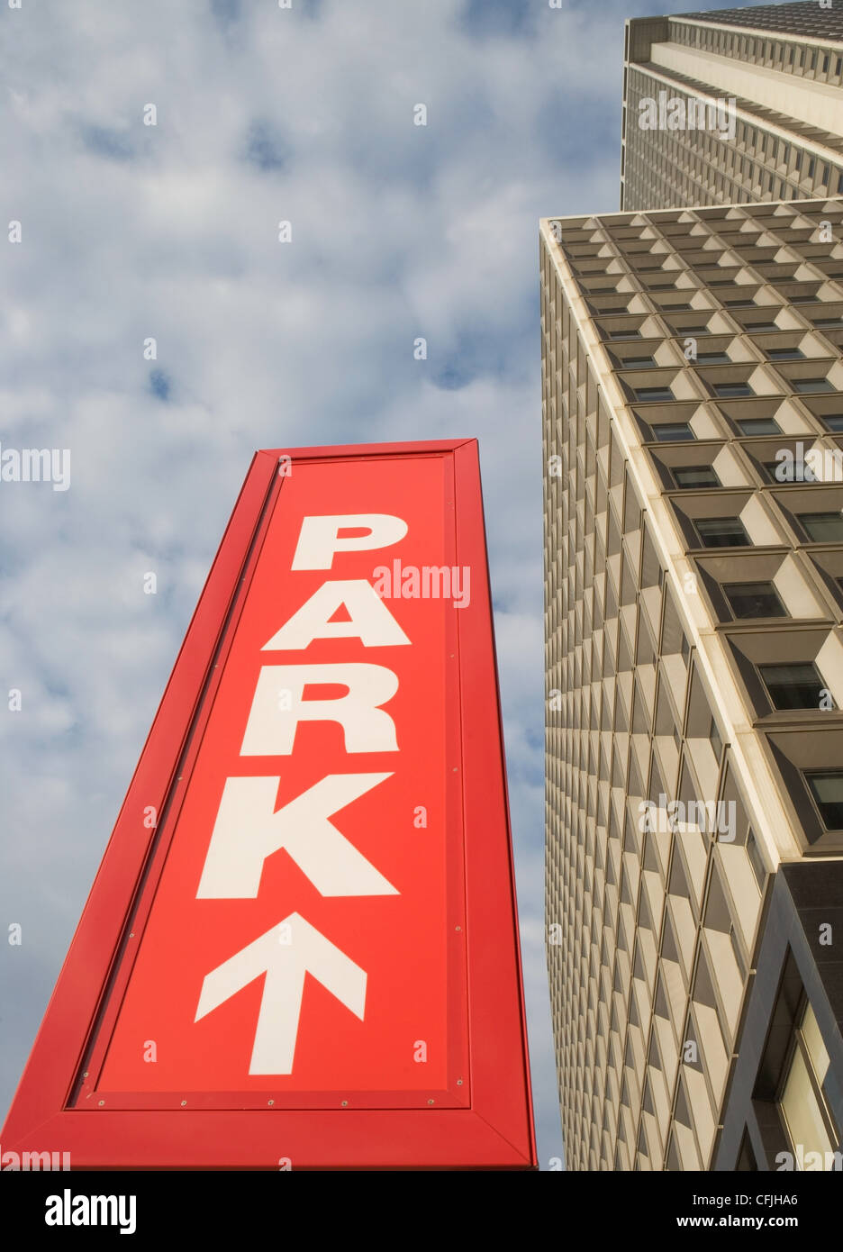Parken Sie Zeichen und Wolkenkratzer von New York City, USA Stockfoto