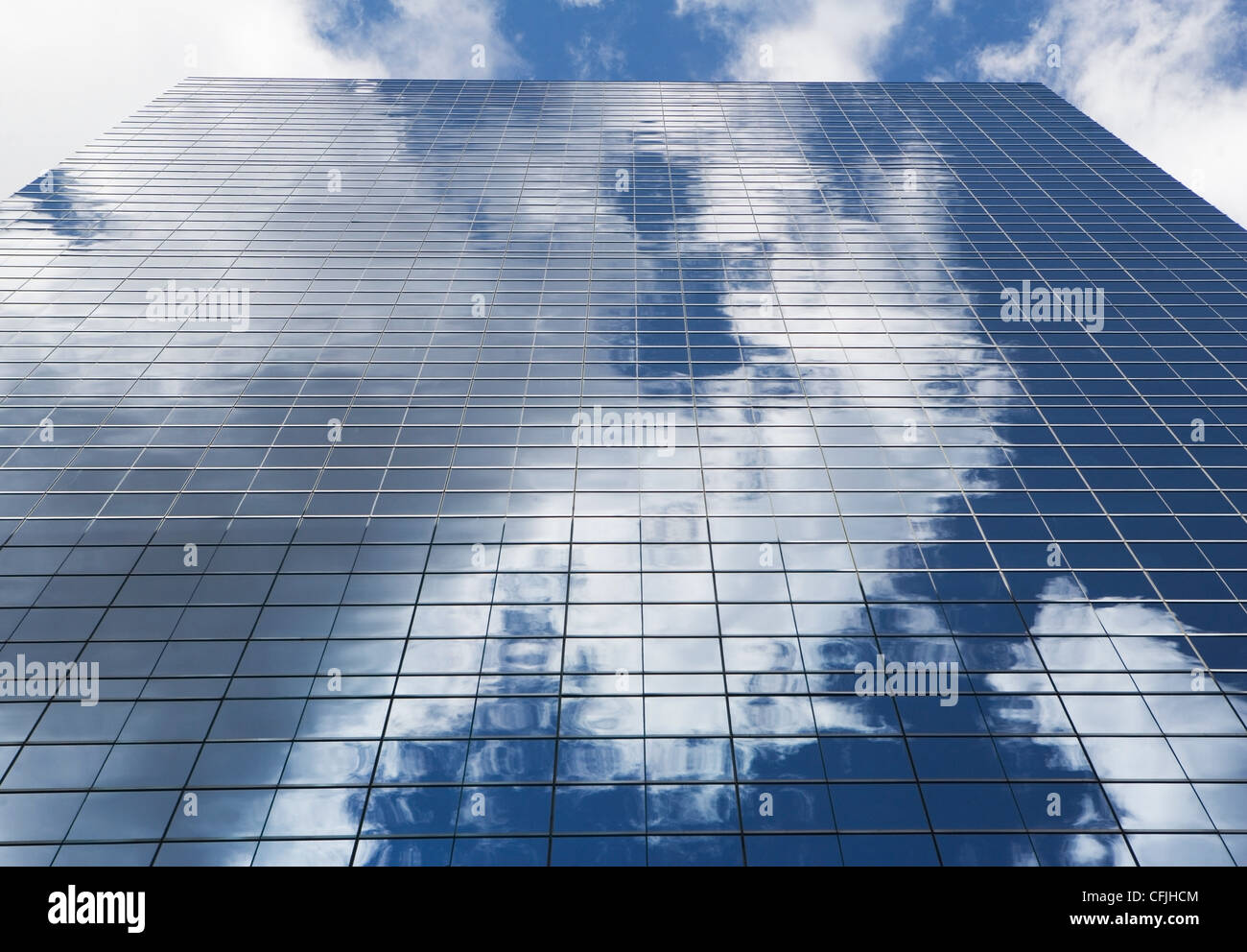 Himmel spiegelt sich in Glas-Wolkenkratzer Stockfoto