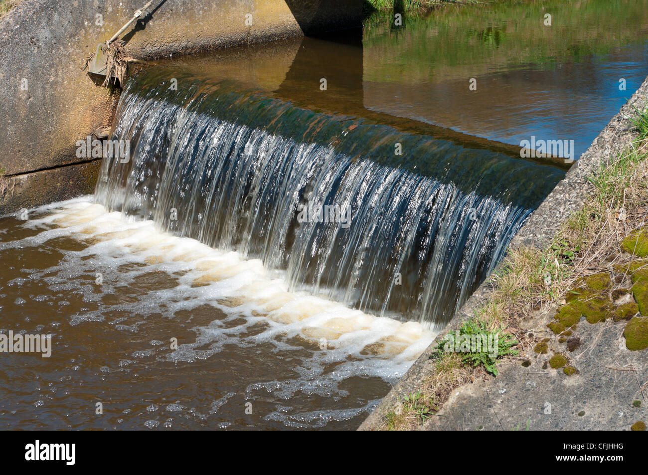 kleiner Wasserfall in einen Entwässerungsgraben in den Niederlanden Stockfoto