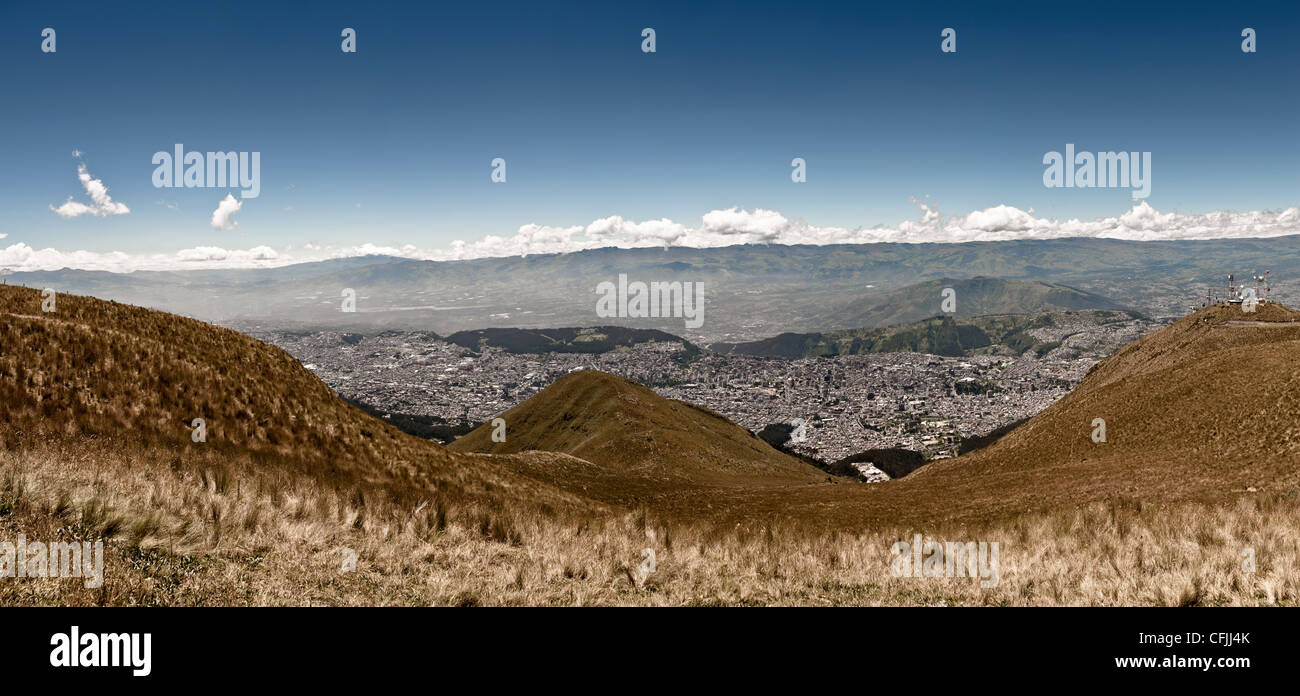 Quito von Pichincha und Gipfel des Cruz Loma, Quito, Ecuador Stockfoto