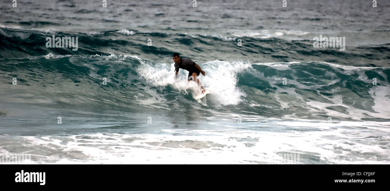 Surfen im Ozean Stockfoto