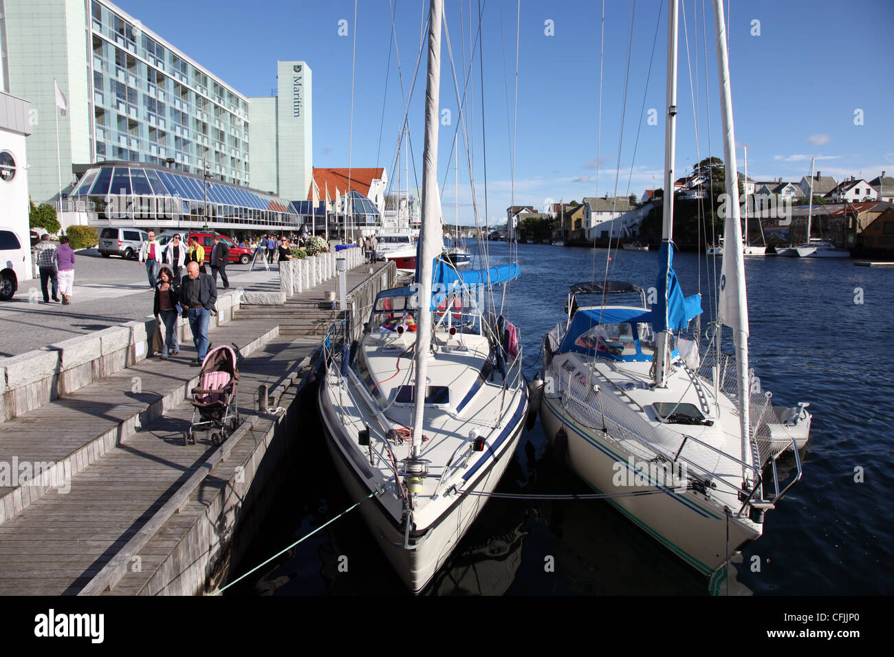 Yachten ankern entlang der Hafenmauer, Haugesund, West-Norwegen, Skandinavien, Europa Stockfoto