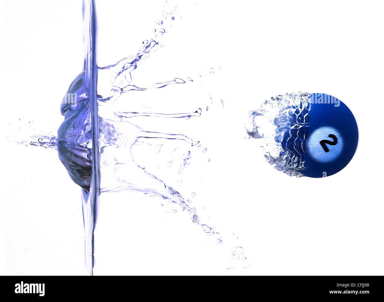 horizontale Splash, blaue Kugel, schießen Stockfoto