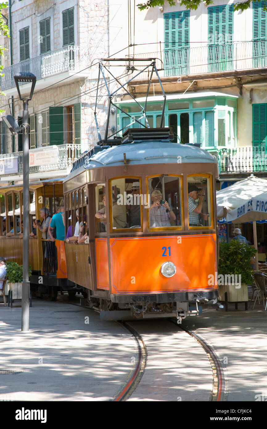 Bunte Straßenbahn in Placa Constitucio, Soller, Mallorca, Balearen, Spanien, Mittelmeer, Europa Stockfoto