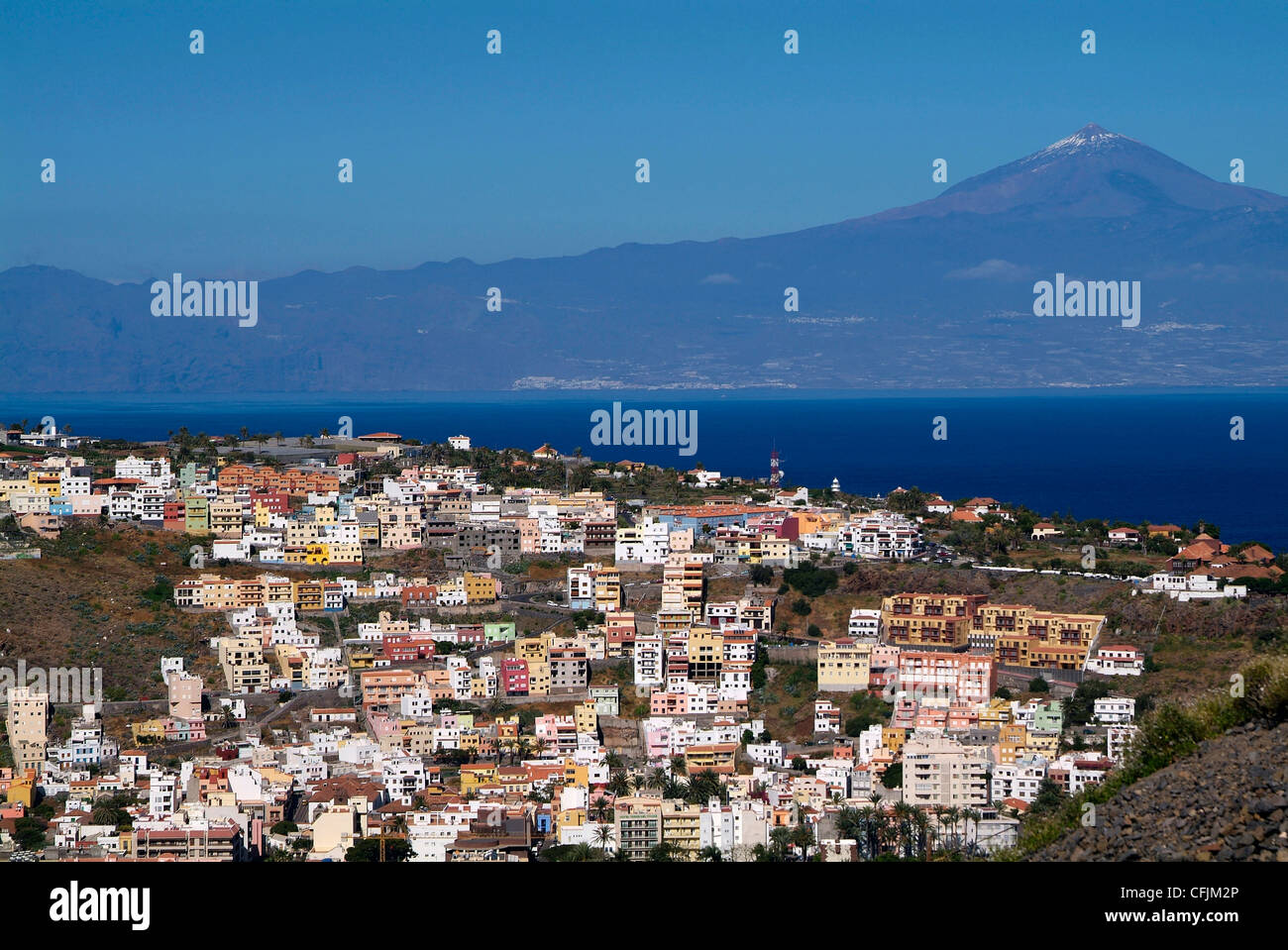 Blick über San Sebastian De La Gomera zum Pico de Teide auf Teneriffa, Gomera, Kanarische Inseln, Spanien, Atlantik, Europa Stockfoto