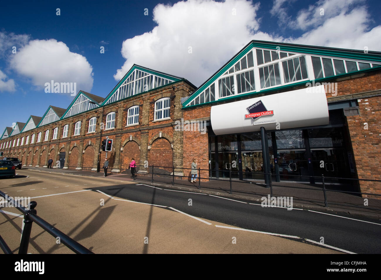 Das McArthurGlen Designer Outlet Village Shoppingcenter in der alten Swindon GWR-railworks Stockfoto