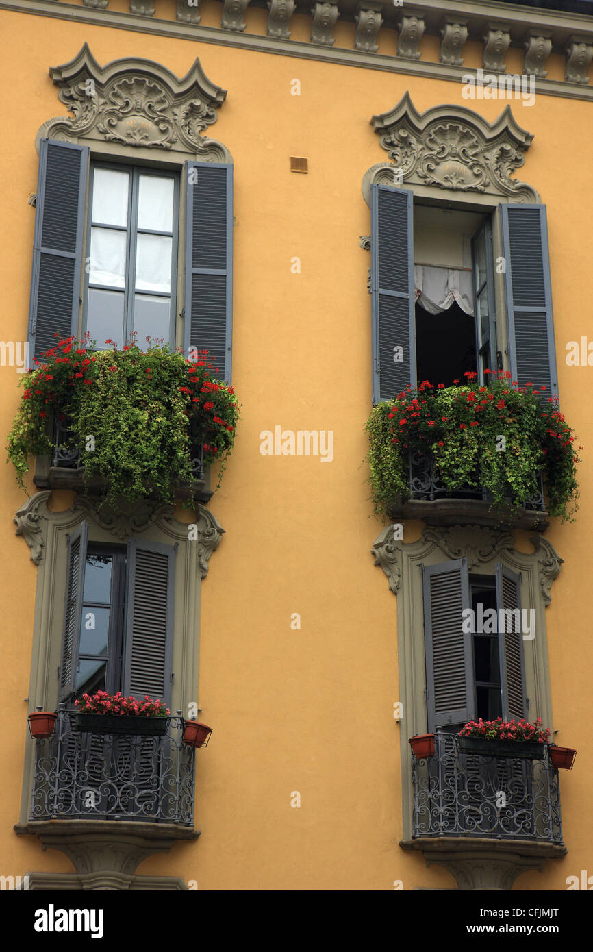 Reich verzierte Fenster und Fensterläden auf ein Gebäude in Mailand  Stockfotografie - Alamy
